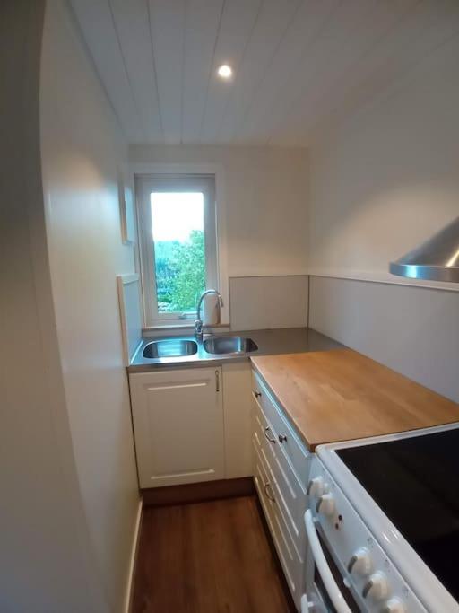 Nyrenoverad Charmig Gaeststuga Med Sovloft I Jaerpen Jarpen Exterior photo