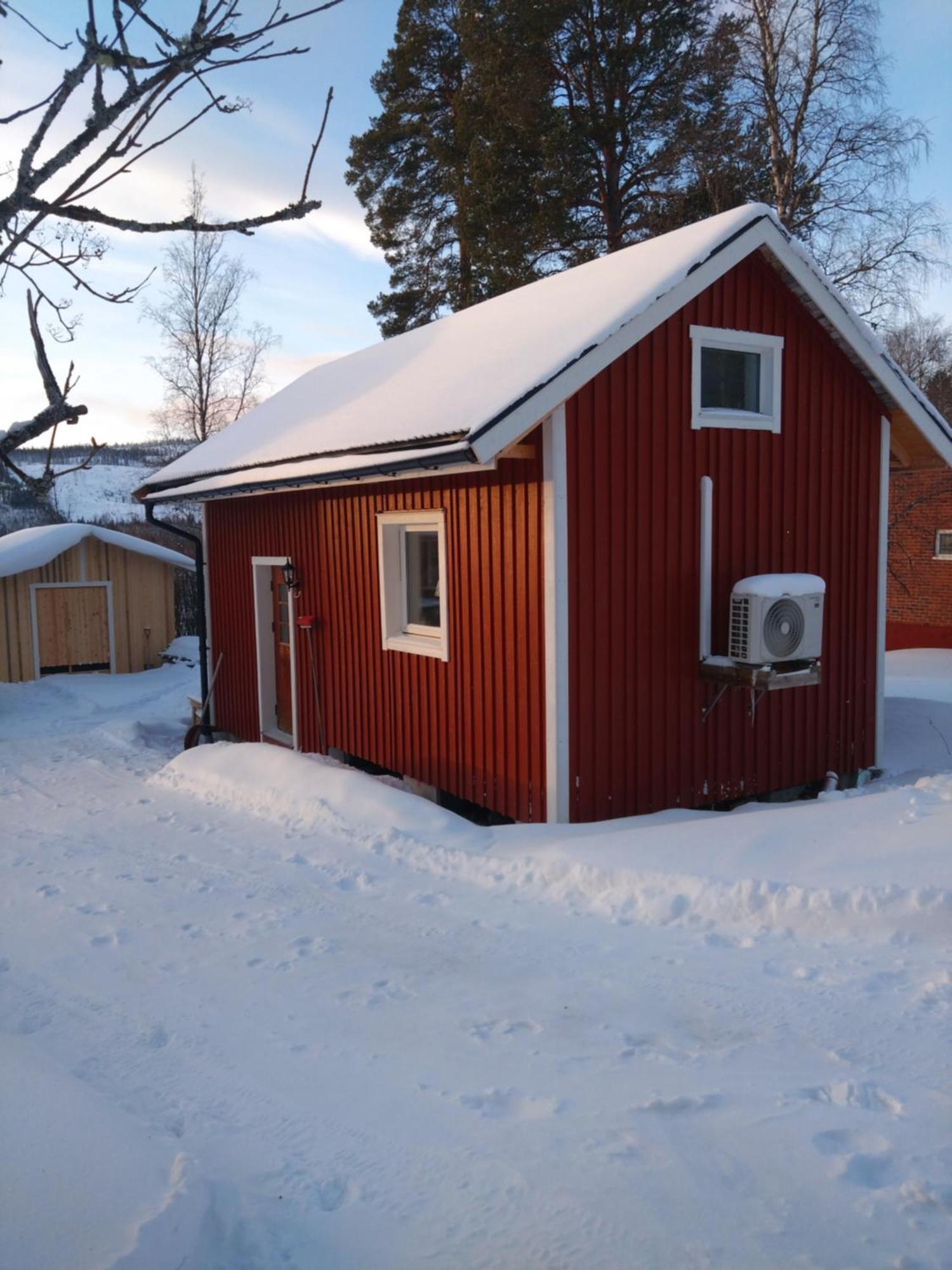 Nyrenoverad Charmig Gaeststuga Med Sovloft I Jaerpen Jarpen Exterior photo